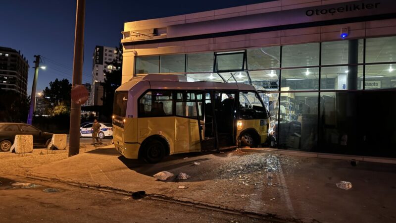 Bursa'da yolcu minibüsü ile otomobilin çarpışması sonucu 12 kişi yaralandı.