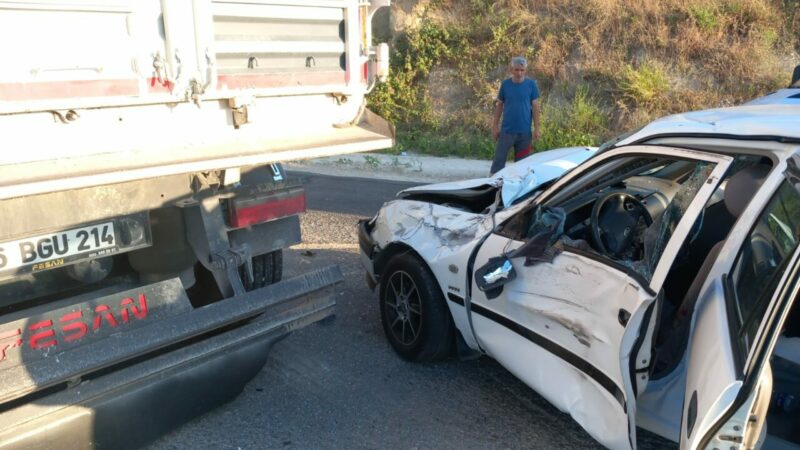 Bursa'nın Orhangazi ilçesinde bir otomobilin TIR'a çarpması sonucu 4 kişi