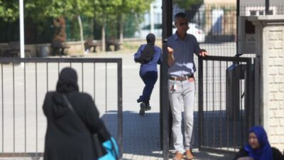 Bursa’da LGS heyecanı: Aileler kapı önlerinde dualarla bekledi