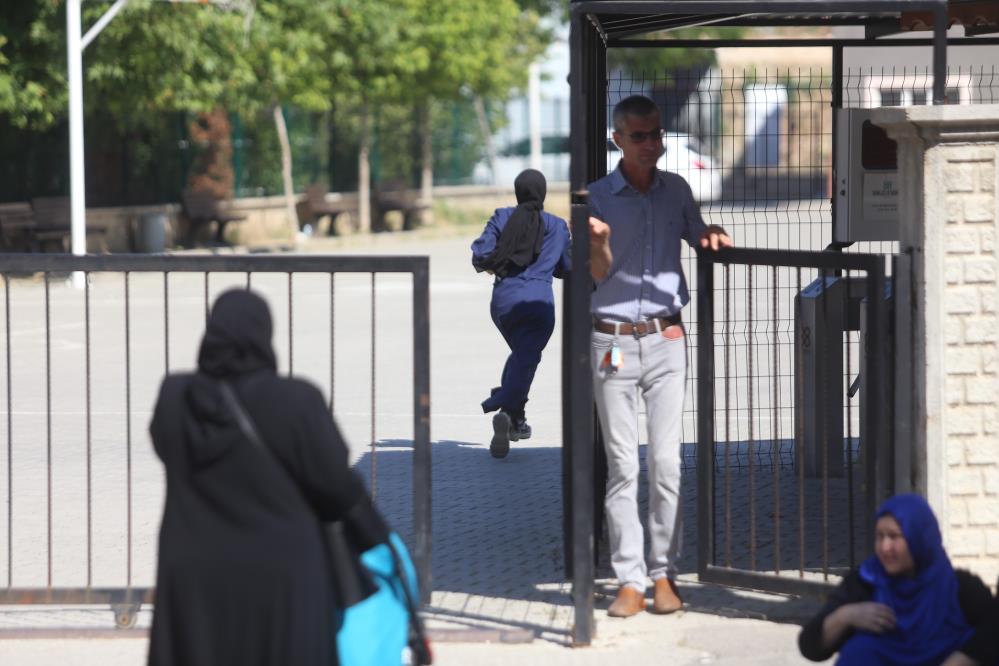 Bursa’da LGS heyecanı: Aileler kapı önlerinde dualarla bekledi