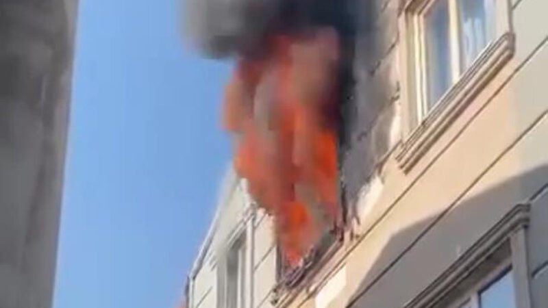 Bursa’da bir evde çıkan yangın sonrası bina tahliye edilirken, itfaiye