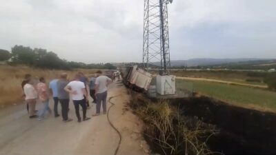 Bursa’da arı yüzünden devrilen kamyon yandı