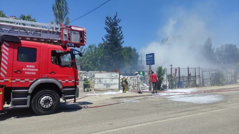 Bursa’da geri dönüşüm tesislerinde büyük yangın Bursa’nın Orhangazi ilçesinde İznik yolu üzerinde bulunan geri dönüşüm tesislerinin