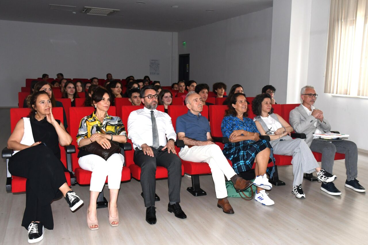 Genç gönüllülerin sertifika heyecanı 1 AW230938 02
