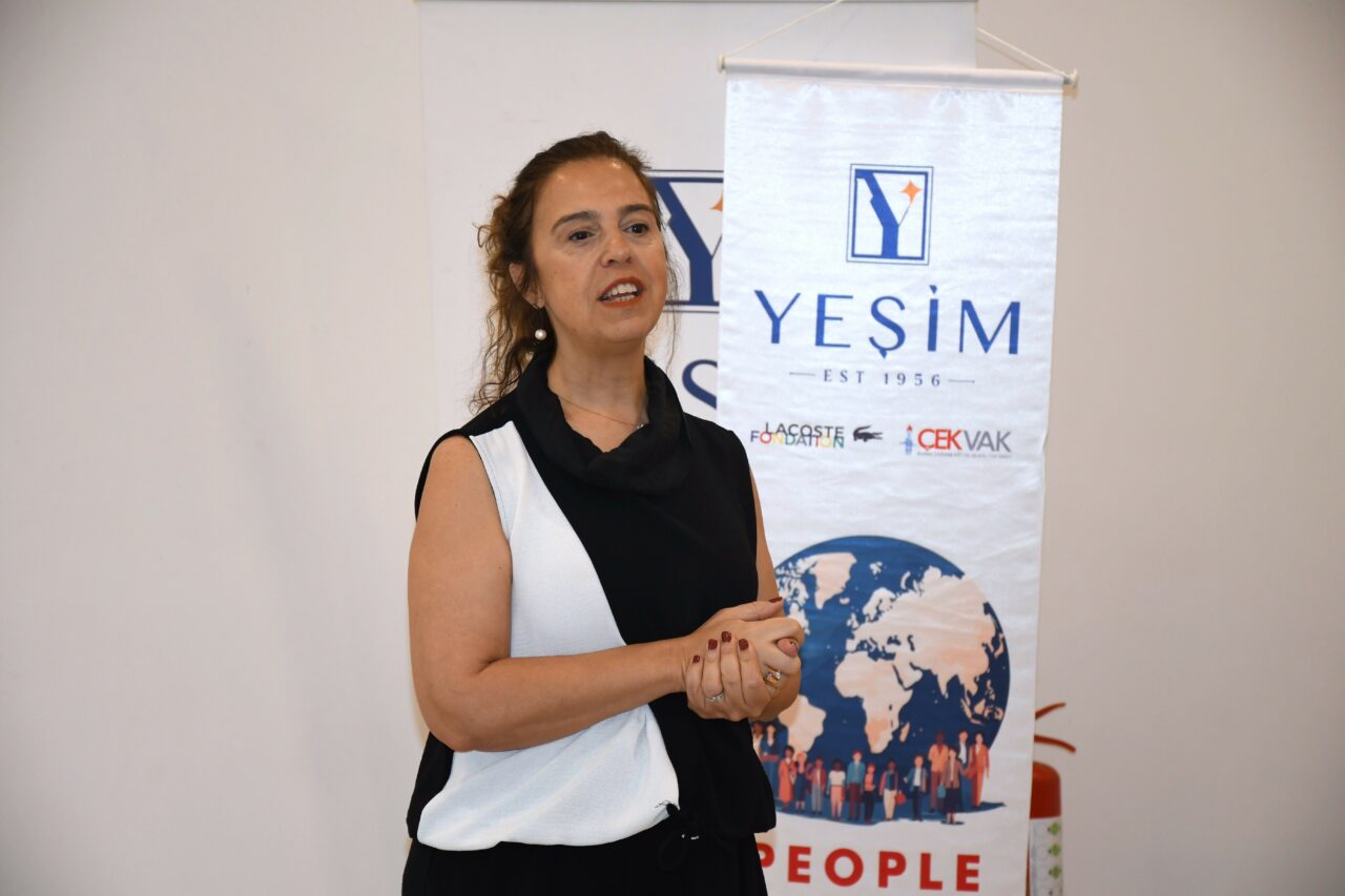 Genç gönüllülerin sertifika heyecanı 3 AW230938 04