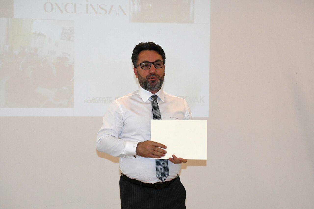 Genç gönüllülerin sertifika heyecanı 4 AW230938 05