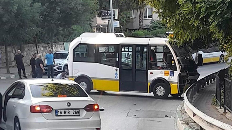 Bursa’da minibüs kaza yaptı Bursa’nın Gemlik ilçesinde, önünde duran otomobile çarpmamak için manevra yapan