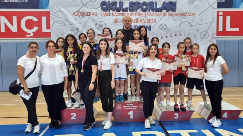 Osmangazi Belediyespor Kulübü sporcularından oluşan Şehit Sinan Acar Ortaokulu Kız