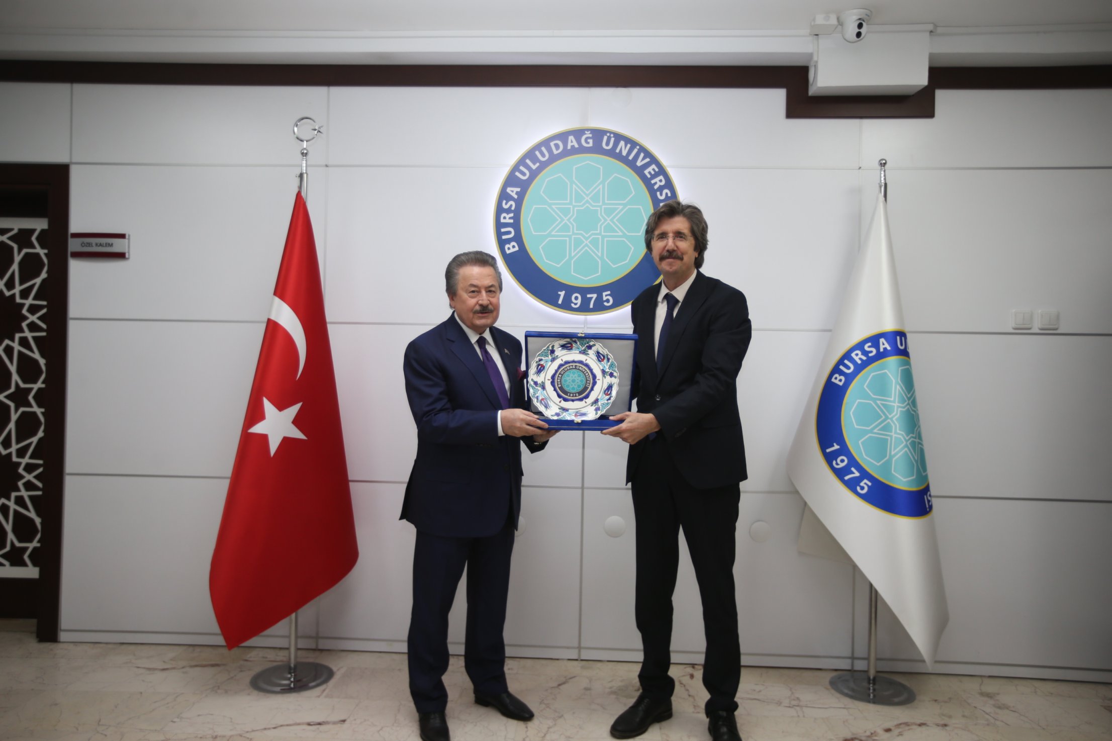 Devlet eski Bakanı Cavit Çağlar’dan Bursa Uludağ Üniversitesi’ne övgü Devlet eski Bakanı Cavit Çağlar’dan Bursa Uludağ Üniversitesi’ne övgü