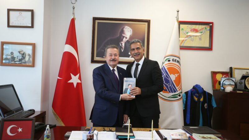 Cavit Çağlar’dan Başkan Deviren’e; ‘Gemlik’te çok güzel işler yapacağınıza inanıyorum’ Gemlik Belediyesi'nin yeni Başkanı Şükrü Deviren'e hayırlı olsun ziyaretinde bulunan
