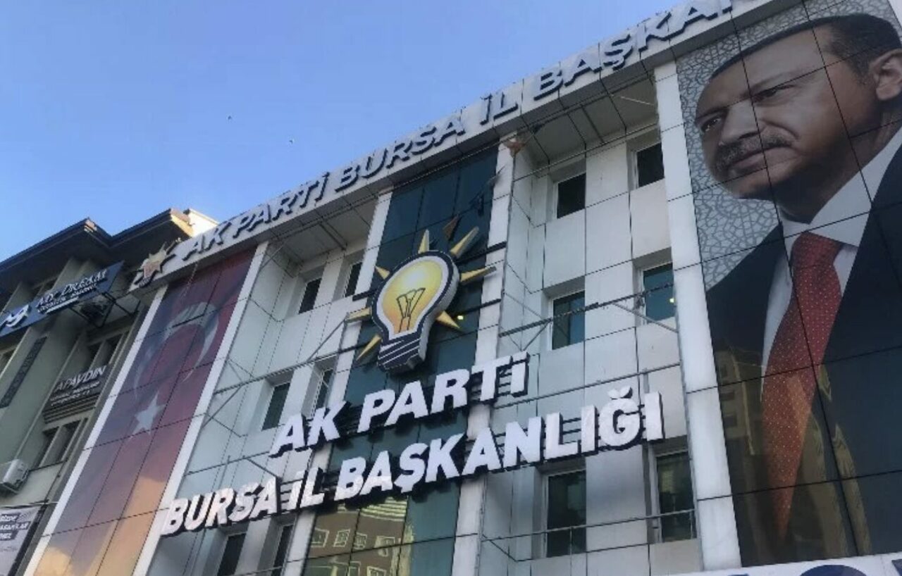 AK Parti Bursa’da Büyükşehir’in hangi kararına sert tepki verdi? AK Parti Bursa’da Büyükşehir’in hangi kararına sert tepki verdi?