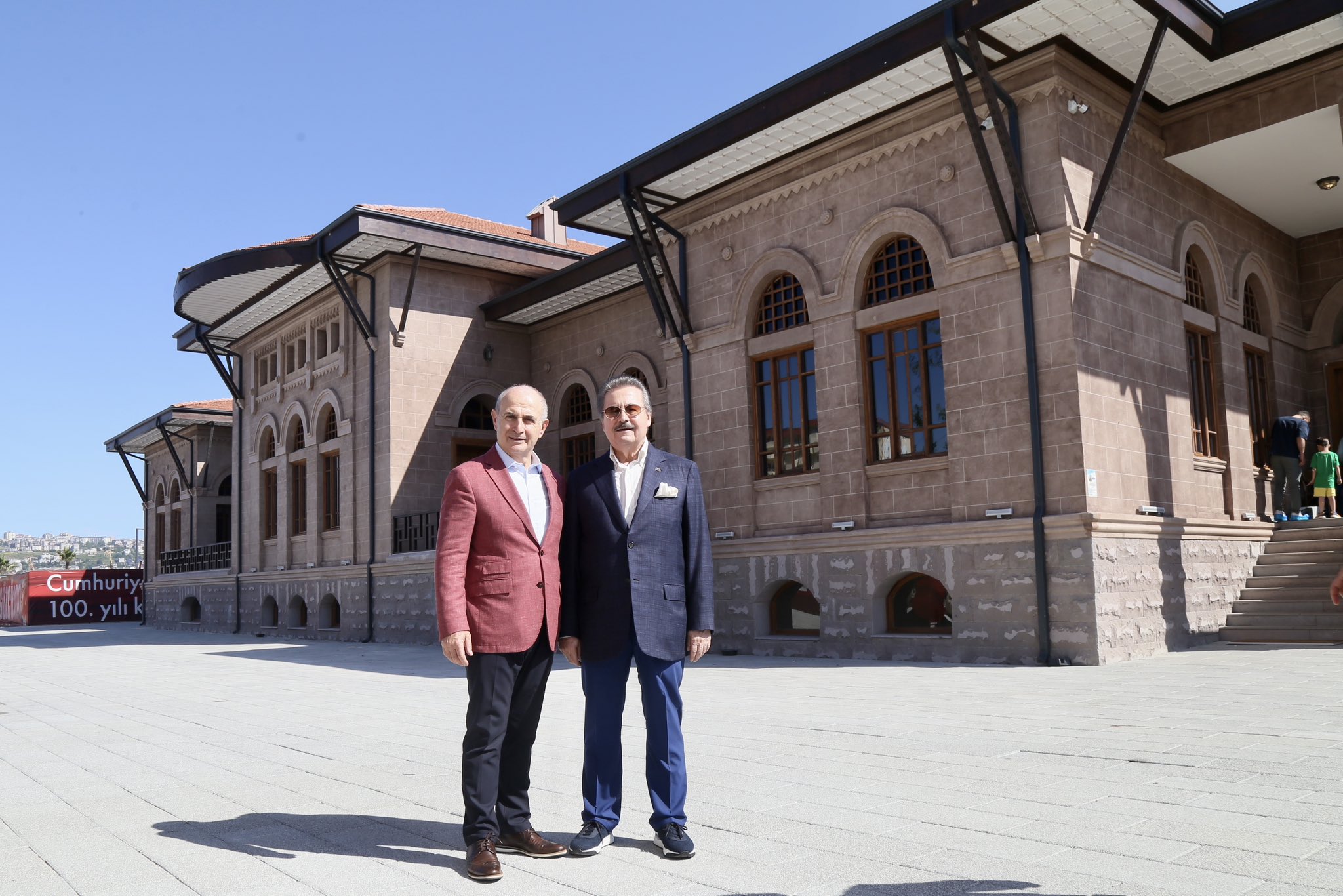 Atatürk Devrimleri Müzesi’nde dost buluşması; Başkan Akgün, Devlet eski Bakanı Cavit Çağlar’ı ağırladı