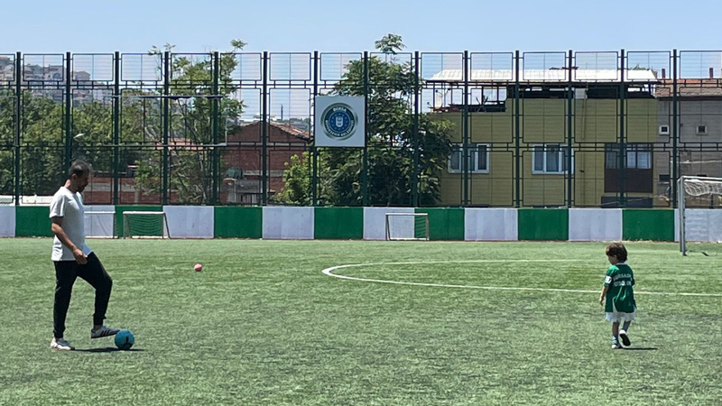 Bursalı ünlü oyuncudan Bursaspor’a ziyaret Bursalı ünlü oyuncudan Bursaspor’a ziyaret