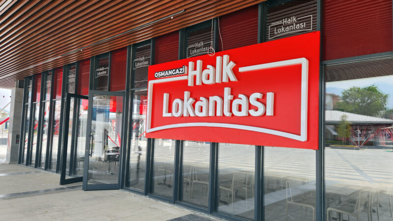 Bursa’nın ilk Halk Lokantası açılıyor! İşte 4 çeşit yemeğin fiyatı Osmangazi Belediyesi’nin vatandaşlara 4 çeşit yemeği yalnızca 80 liraya sunacağı