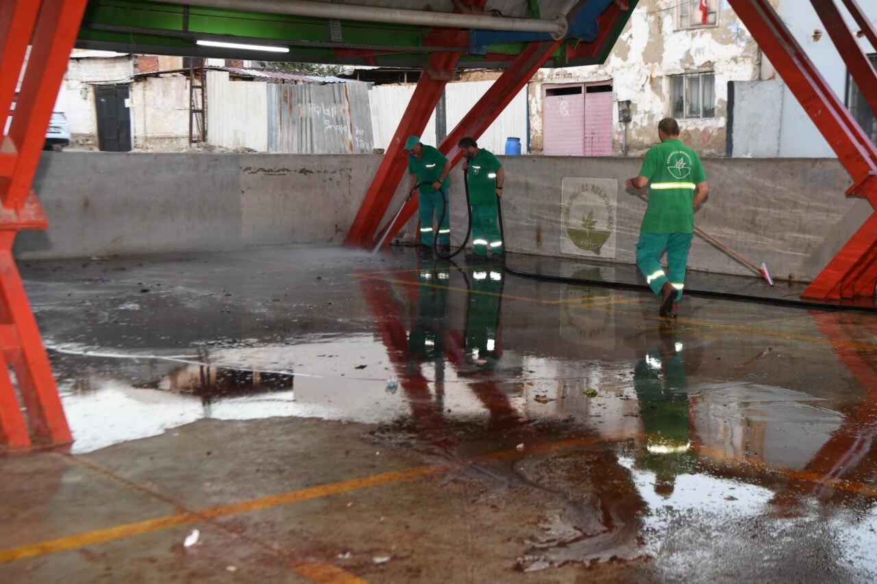 Bursa’da kurban kesim yerlerinde gün boyu temizlik