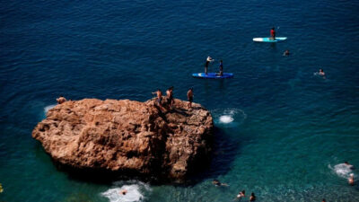 Antalyalılar sahillere akın etti