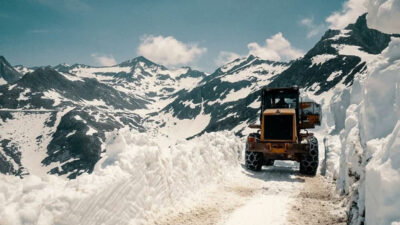 Türkiye’nin büyük bölümü kavrulurken, Rize’de karla mücadele var: Ekipler yolları açmaya çalışıyor