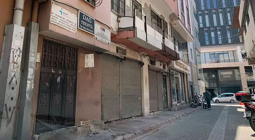 Asansör kabini ile duvar arasında sıkışan Ahmet öldü Asansör kabini ile duvar arasında sıkışan Ahmet öldü