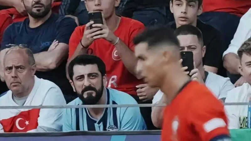 Ronaldo’nun annesi “Röportaj Adam”ı paylaştı: Babasıyla benzerliği gündem oldu Sosyal medya fenomeni "Röportaj Adam" Mahsun Karaca, Türkiye-Portekiz maçını tribünden