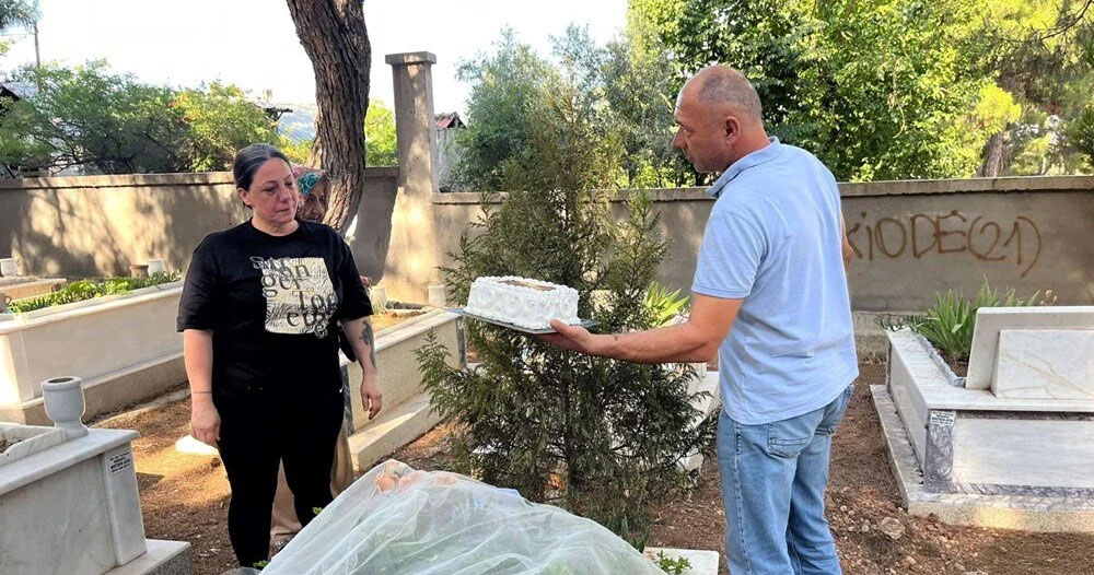 Mezar başında “Sen toprağın altında biz üstünde çürüyoruz” yazılı pastayla doğum günü kutlaması