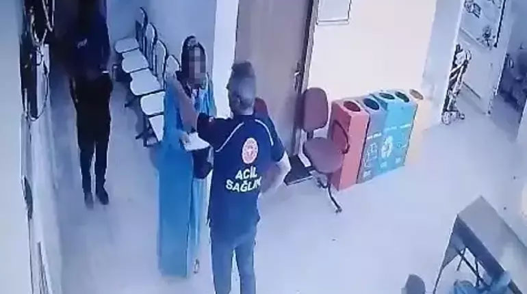 Hasta yakını yakın istediği ilacı yazmayan doktora saldırdı