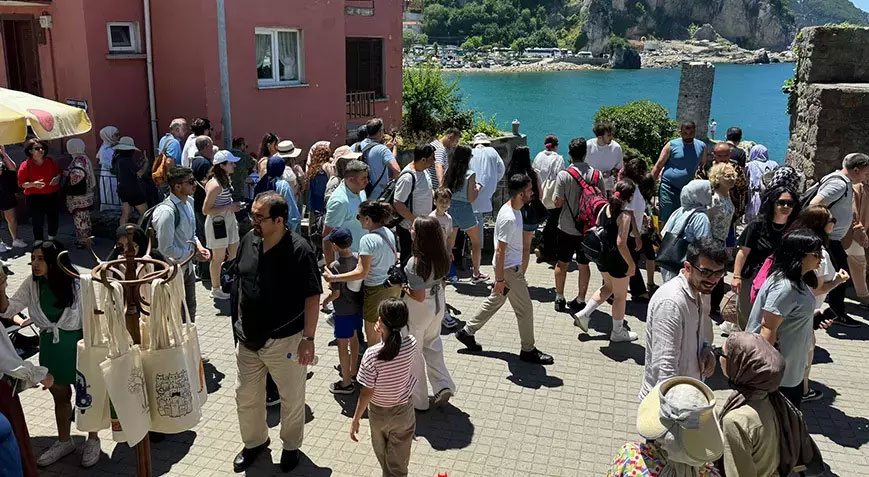 6 bin 600 nüfuslu ilçeye 1 milyon kişi akın etti! 6 bin 600 nüfuslu ilçeye 1 milyon kişi akın etti!