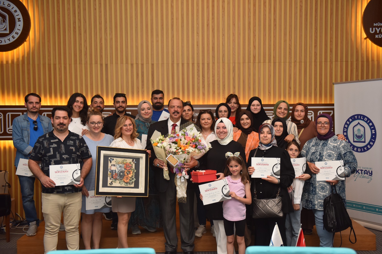 Bursa fotoğrafçılık atölyesi mezunlarını verdi