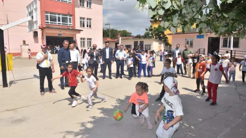 Yenişehirli çocuklar çok şanslı Yenişehir 100. Yıl İlköğretim Okulu'nun hazırladığı Geleneksel Çocuk Oyunları Şenliği'ne
