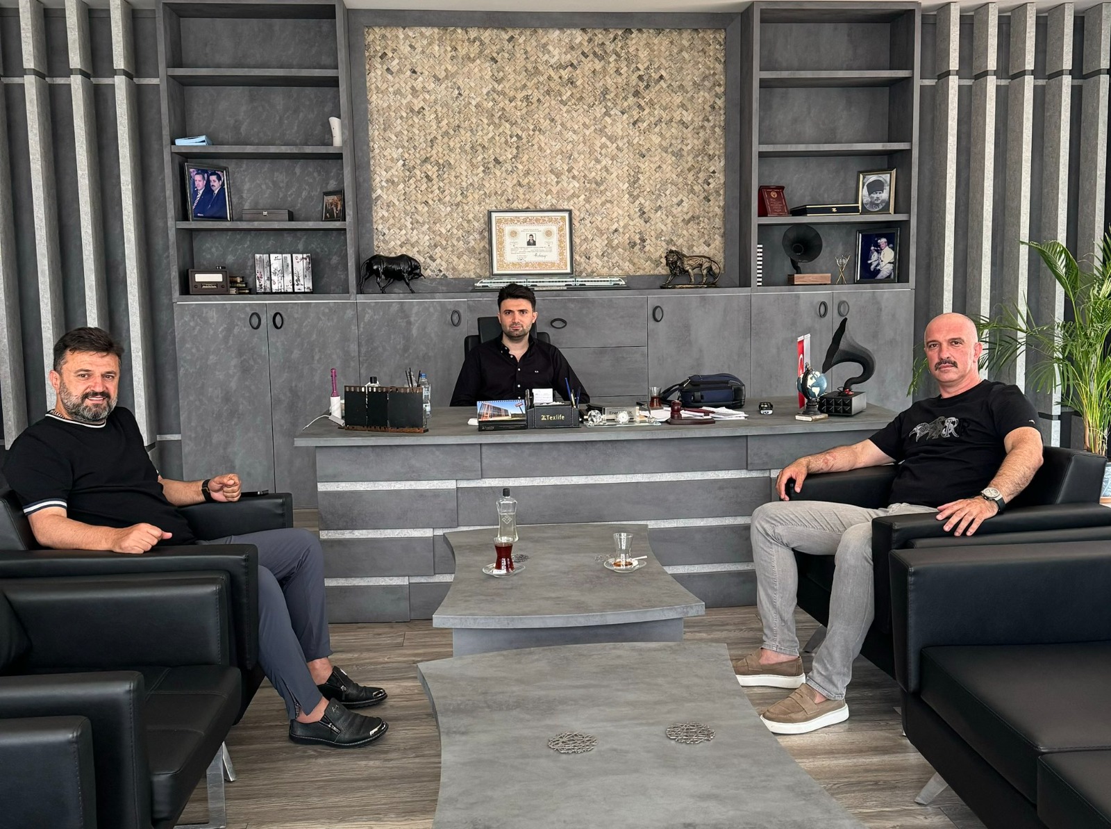 Bursaspor Başkanı Çelik’e sürpriz ziyaret Bursaspor Başkanı Çelik’e sürpriz ziyaret