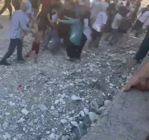 Bursa’da 50 kişilik meydan muharebesi! Ortalık bir anda karıştı… Bursa’da 2 aile arasında çıkan sözlü tartışma kavgaya döndü. O