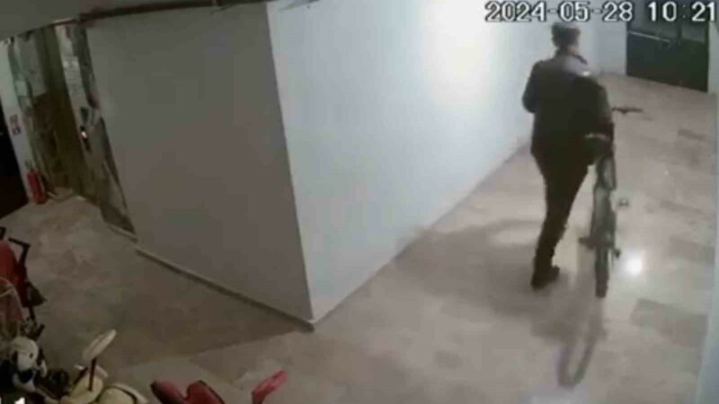 Bursa’da bisiklet hırsızının rahat tavırları pes dedirtti Bursa’nın Kestel ilçesinde, bisiklet hırsızlığı güvenlik kamerasına yansıdı.