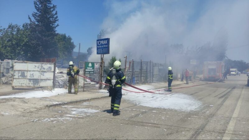 Bursa'nın Orhangazi ilçesinde, hurda ve metal geri dönüşüm tesisinde çıkan