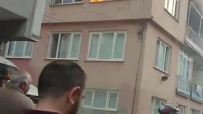 Bursa’da 3 katlı binanın en üst katı alev alev yandı