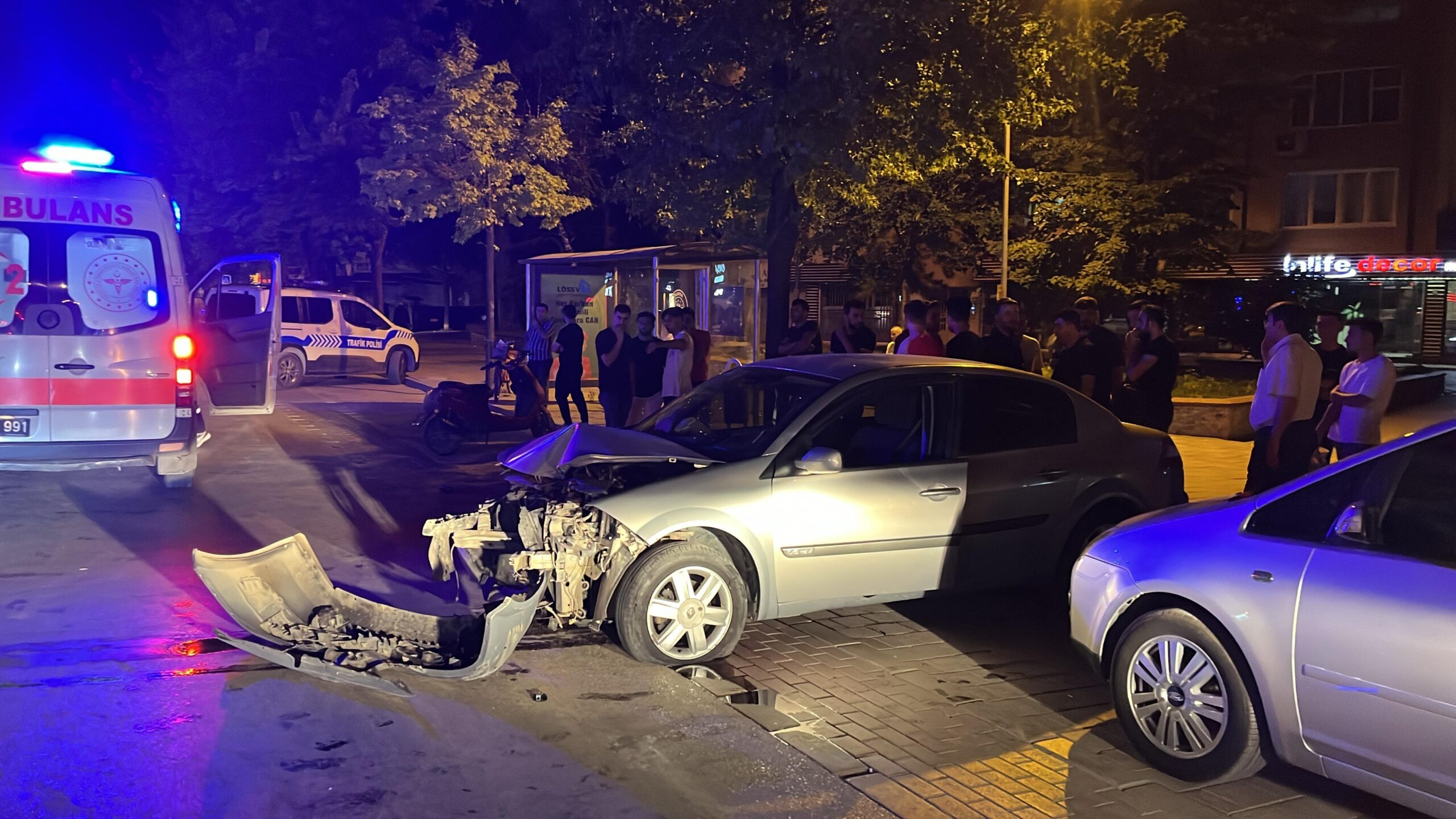 Bursa’da otomobil direğe çarptı: Yaralılar var