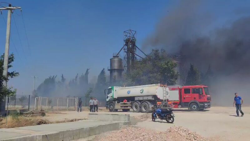Bursa’da geri dönüşüm deposunda büyük yangın söndürüldü Bursa'nın Mustafakemalpaşa ilçesinde, katı atıkların geri dönüşümünün yapıldığı tesiste çıkan