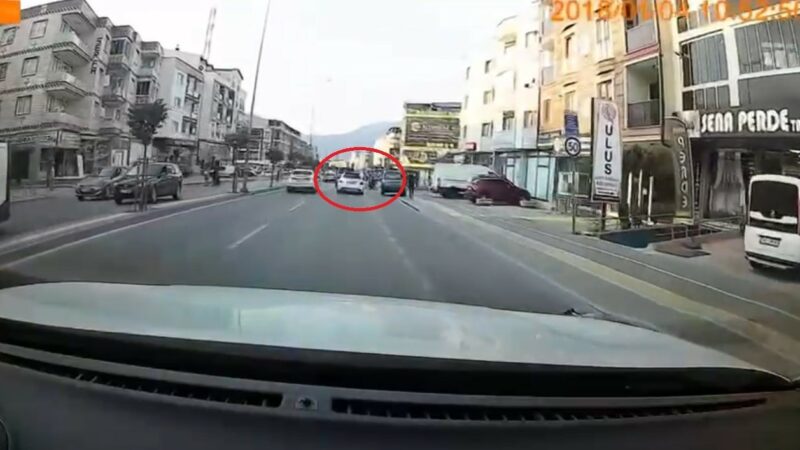 Bursa’da makas atan otomobil, anne ile bebeğine çarpmaktan kıl payı
