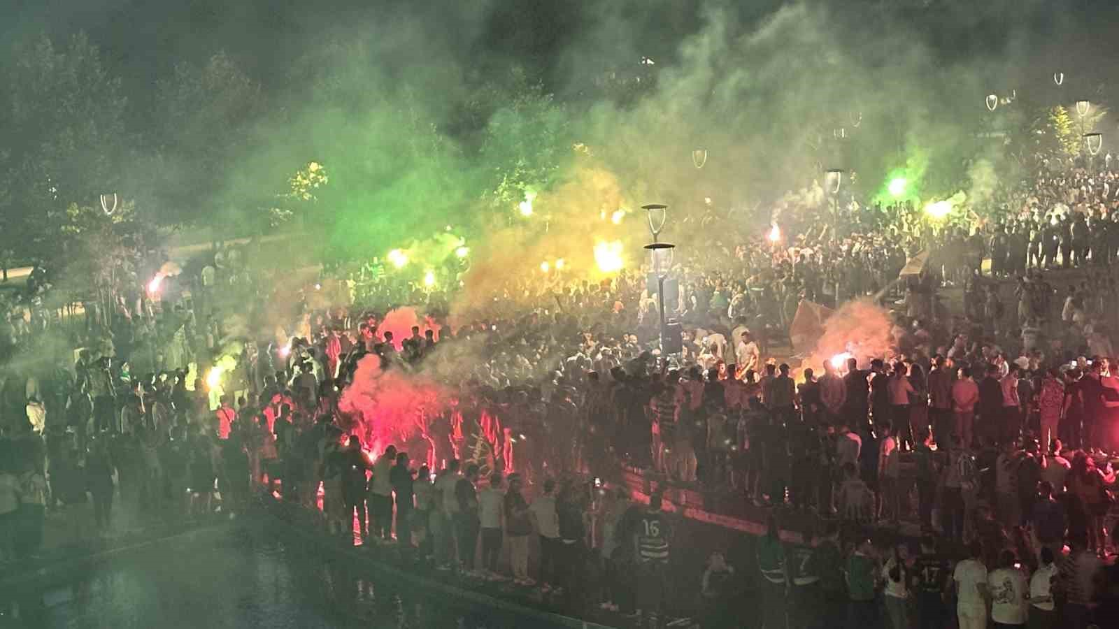 Bursaspor taraftarı yeniden doğuşun meşalesini yaktı Bursaspor taraftarı yeniden doğuşun meşalesini yaktı