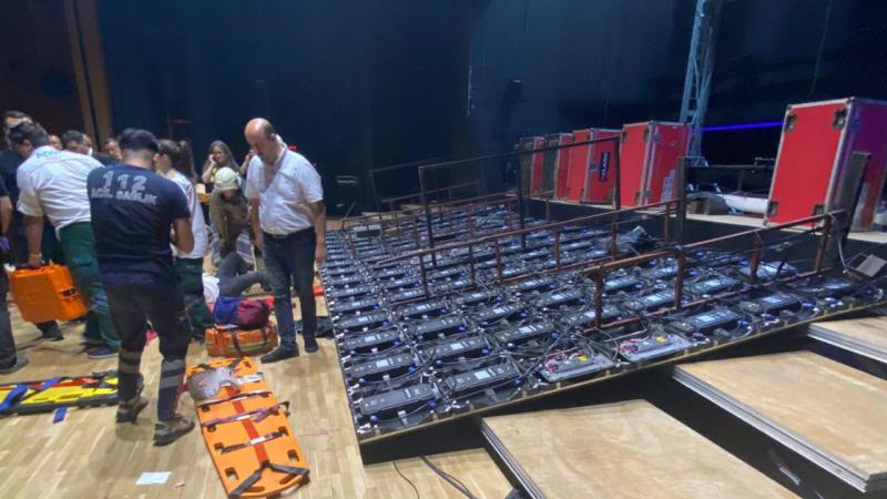 Konser salonunda led ekran devrildi: Yaralılar var Konser salonunda led ekran devrildi: Yaralılar var