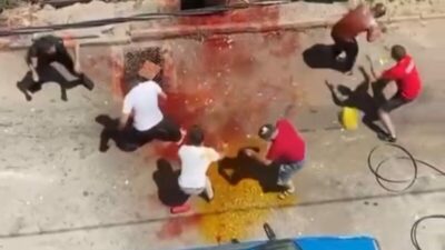 Görüntüler Bursa’dan… Damadın üzerine yumurta atıp…