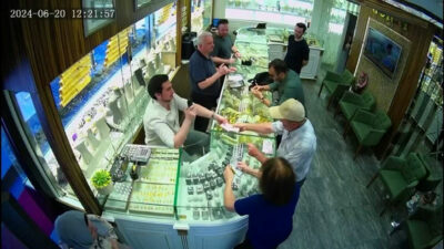 Kuyumcudan kaşla göz arasında 1 kilo altın çaldı