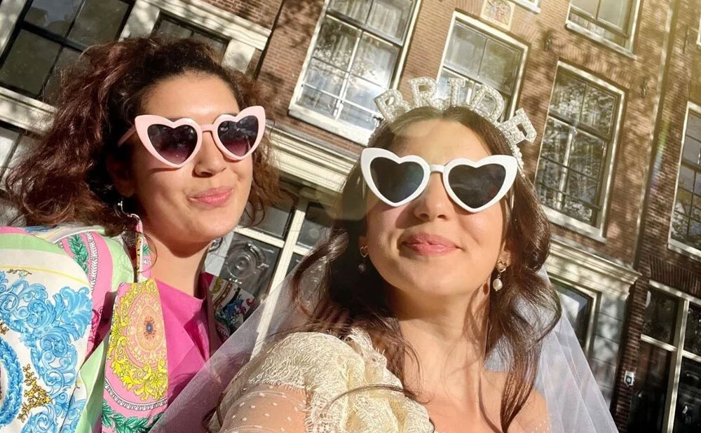 Karsu Dönmez bekarlığa veda partisi yaptı Karsu Dönmez bekarlığa veda partisi yaptı