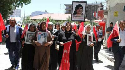 Vanlı ailelerden DEM Parti İl Başkanlığı önünde eylem