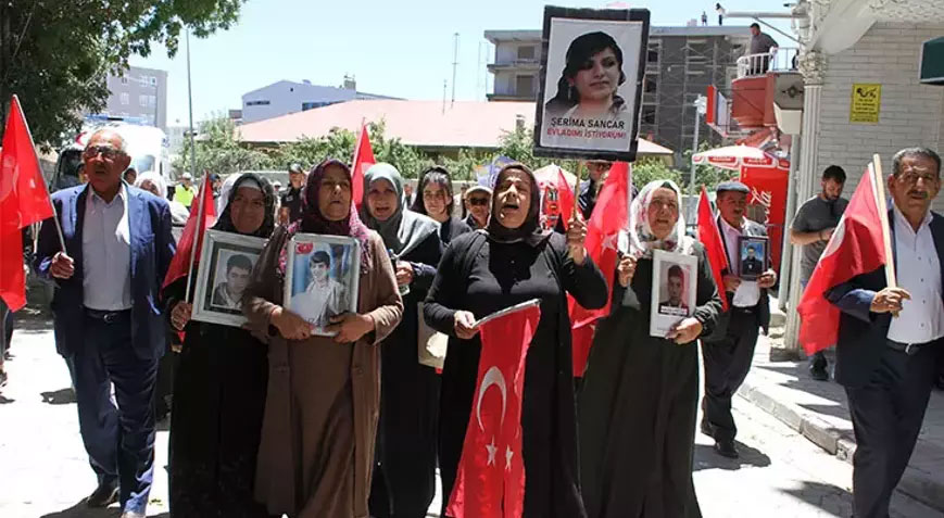 Vanlı ailelerden DEM Parti İl Başkanlığı önünde eylem Vanlı ailelerden DEM Parti İl Başkanlığı önünde eylem