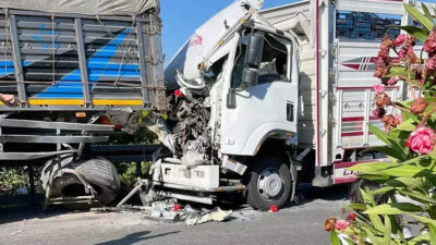 Park halindeki TIR’a arkadan çarptı! 2 kişi feci şekilde can verdi