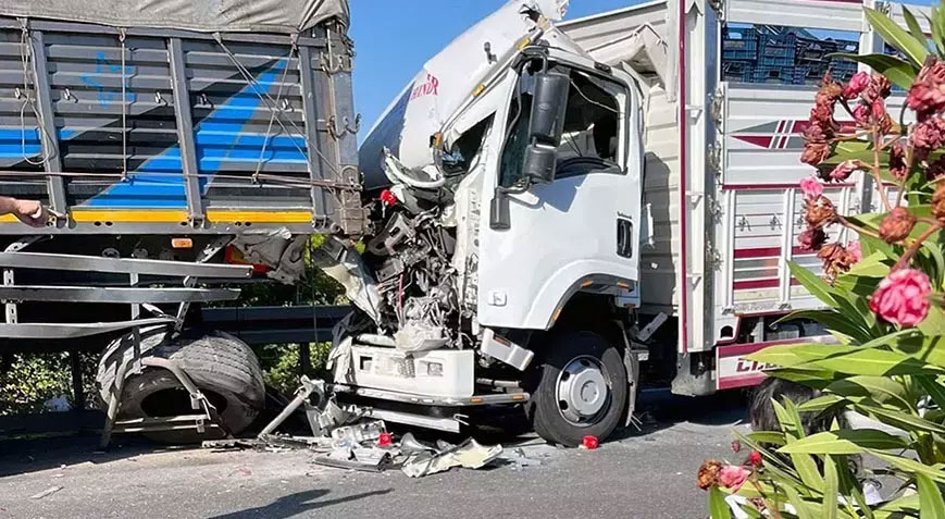 Park halindeki TIR’a arkadan çarptı! 2 kişi feci şekilde can verdi Park halindeki TIR’a arkadan çarptı! 2 kişi feci şekilde can verdi