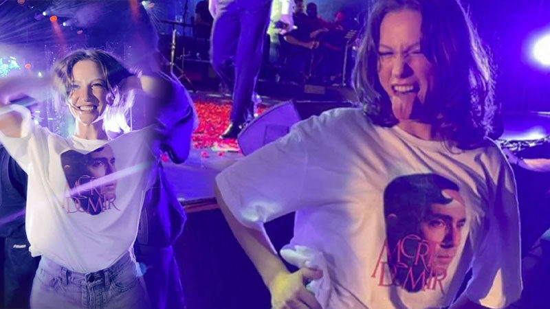 Serenay Sarıkaya, sevgilisi Mert Demir’i Harbiye konserinde yalnız bırakmadı Son dönemde şarkıcı Mert Demir ile ilişkisiyle gündemden düşmeyen Serenay