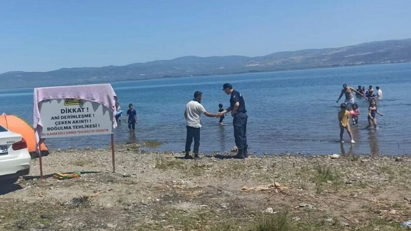 Bursa’da göle girilmez tabelasına havlu asıp yüzdüler İznik Gölü’nün en tehlikeli bölgesi olan ve 3 yıl içinde