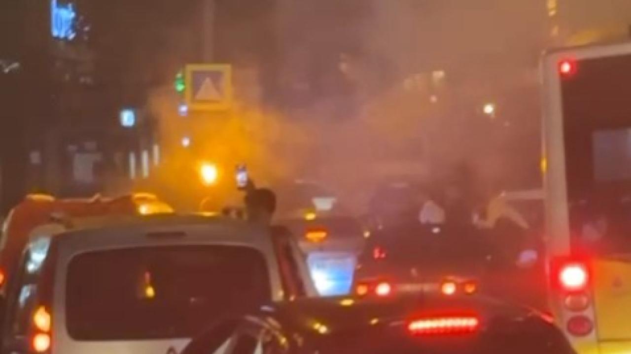 Havai fişekli kutlama yangına neden oldu Havai fişekli kutlama yangına neden oldu