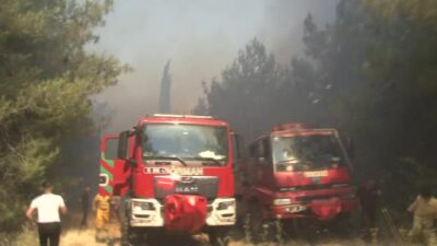 Bursa’da yangına müdahale eden ekipler alevlerin arasında kaldı