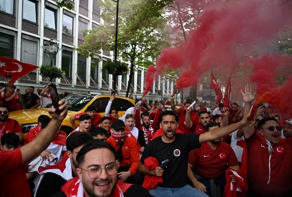 Dortmund’da Türk taraftarlardan şov!